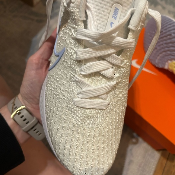 Nike Cream and Blue Running Shoes - Picture 5 of 6